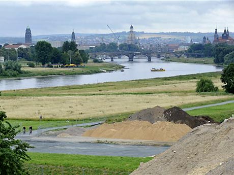 Blick auf die Baustelle Waldschlösschenbrücke in Dresden. Im Hintergrund die Altstadt mit der Frauenkirche. Blick auf die Baustelle Waldschlösschenbrücke in Dresden. Im Hintergrund die Altstadt mit der Frauenkirche.