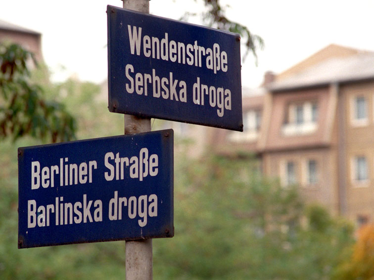 Auf Straßenschildern in Cottbus in der brandenburgischen Niederlausitz, dem Zentrum der niedersorbischen Kultur steht auf Deutsch und Sorbisch "Wendenstraße - Serbska droga" und "Berliner Straße - Barlinska droga".