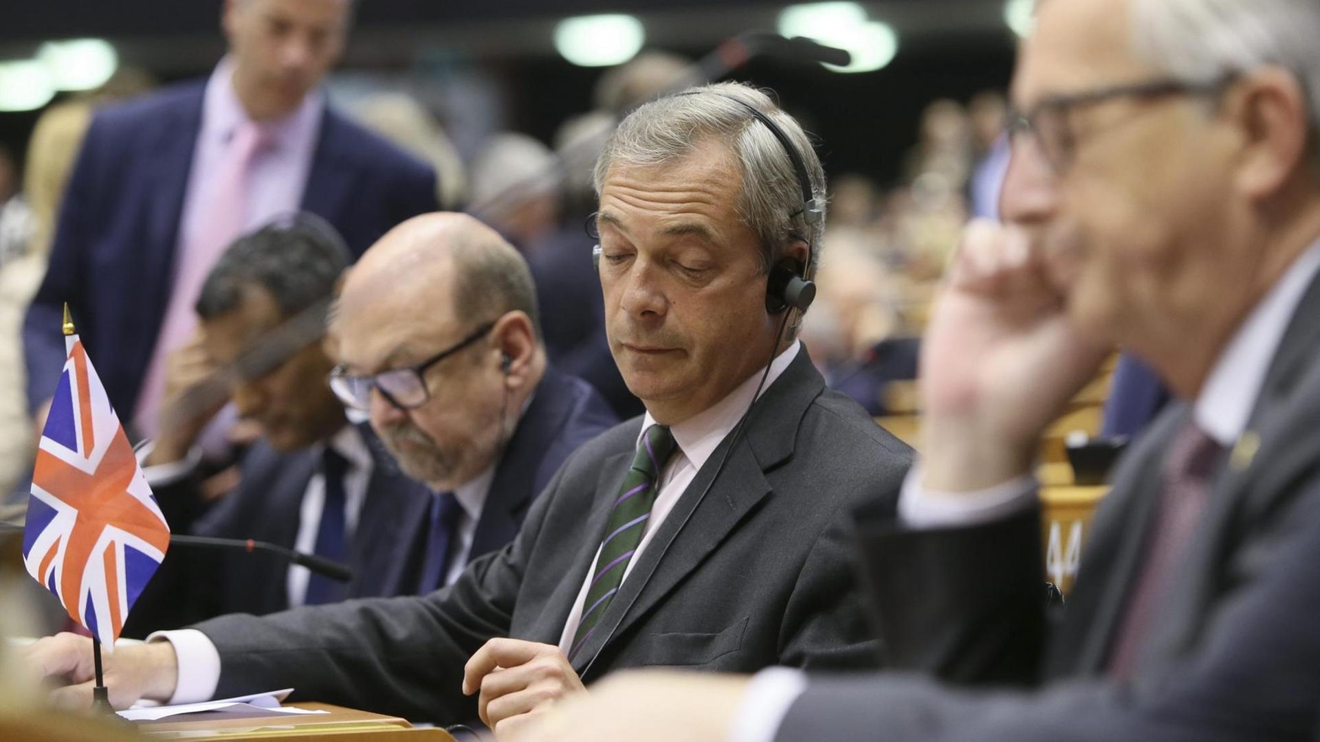 Ukip-Chef Nigel Farage in der Sondersitzung des Europäischen Parlaments. Vor ihm steht eine britische Fahne. Ukip-Chef Nigel Farage in der Sondersitzung des Europäischen Parlaments. Vor ihm steht eine britische Fahne.