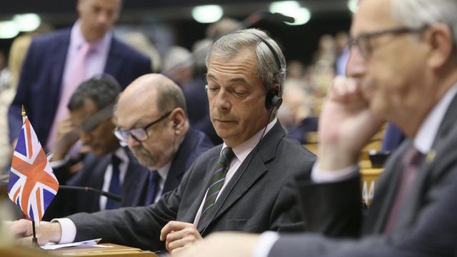 Ukip-Chef Nigel Farage in der Sondersitzung des Europäischen Parlaments. Vor ihm steht eine britische Fahne.