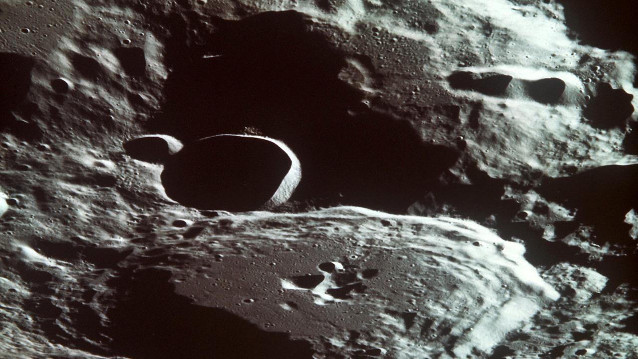 Nahaufnahme der Mondoberfläche auf der Mondrückseite mit Blickrichtung nach Südwest. Der große Krater in der Bildmitte ist der International Astronomical Union Krater 308. 