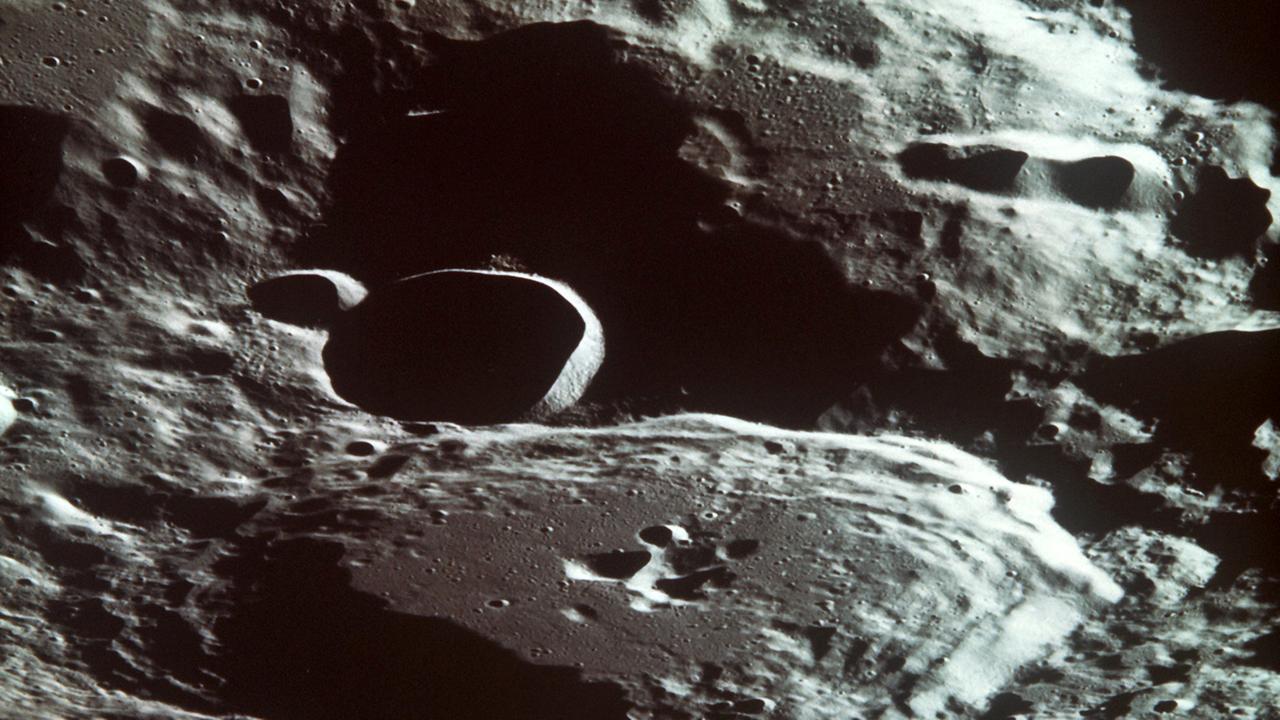 Nahaufnahme der Mondoberfläche auf der Mondrückseite mit Blickrichtung nach Südwest. Der große Krater in der Bildmitte ist der International Astronomical Union Krater 308. Nahaufnahme der Mondoberfläche auf der Mondrückseite mit Blickrichtung nach Südwest. Der große Krater in der Bildmitte ist der International Astronomical Union Krater 308.
