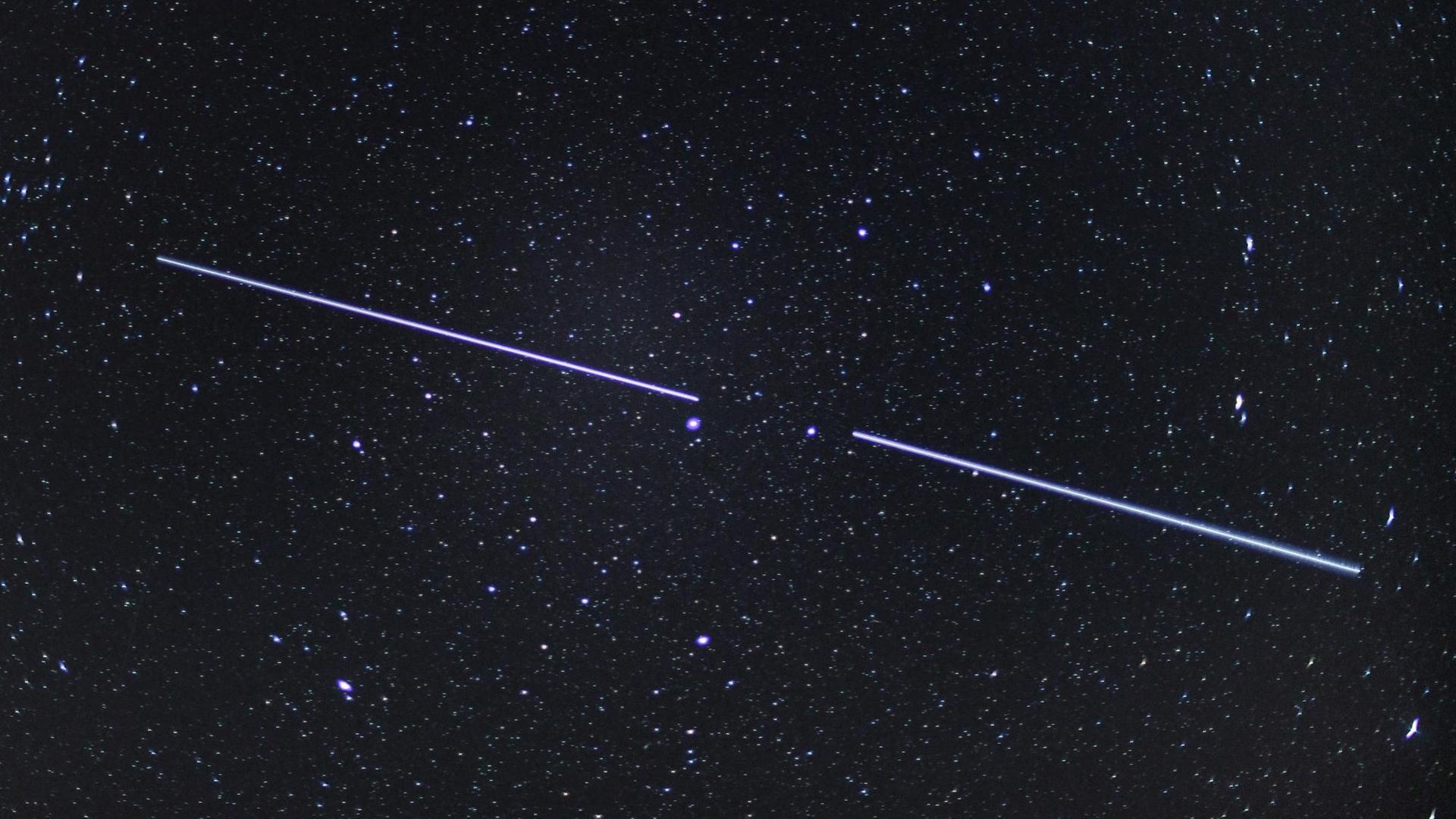 Satelliten essen Sterne auf – Starlinkspuren überlagern in dieser Langzeitbelichtung eine Galaxiengruppe Satelliten essen Sterne auf – Starlinkspuren überlagern in dieser Langzeitbelichtung eine Galaxiengruppe
