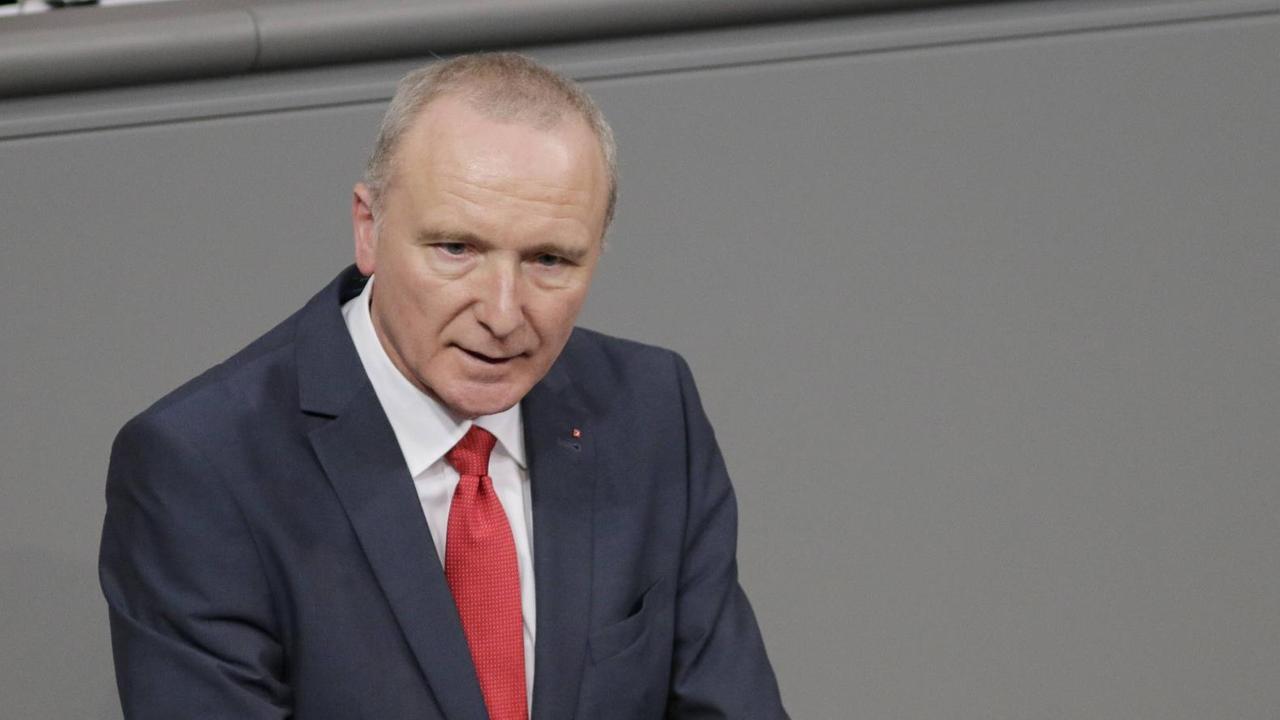 Westphal spricht im schwarzen Jackett in die Mikrofone und gestikuliert mit den Händen. Westphal spricht im schwarzen Jackett in die Mikrofone und gestikuliert mit den Händen.