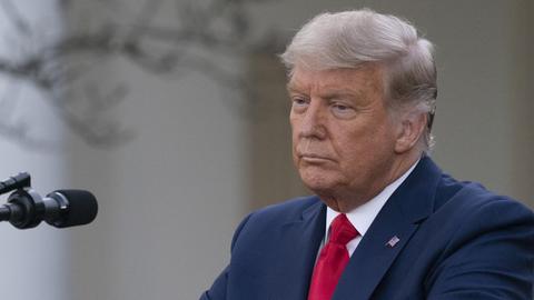 Donald Trump mit grauen Haaren im Rosengarten des Weißen Hauses.