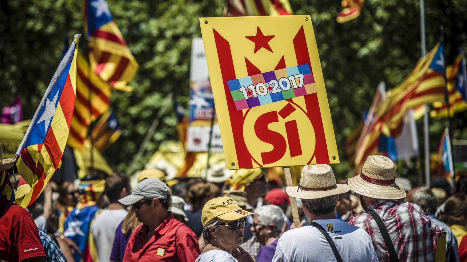 June 11, 2017 - Barcelona, Catalonia, Spain - Demonstrators with their placards take part in a pro-independence act at Barcelona s Montjuic Fountains in support of the recently announced referendum over Catalonia s independence from Spain in form of a republic at October 1st Barcelona Spain June 11, 2017 - Barcelona, Catalonia, Spain - Demonstrators with their placards take part in a pro-independence act at Barcelona s Montjuic Fountains in support of the recently announced referendum over Catalonia s independence from Spain in form of a republic at October 1st Barcelona Spain