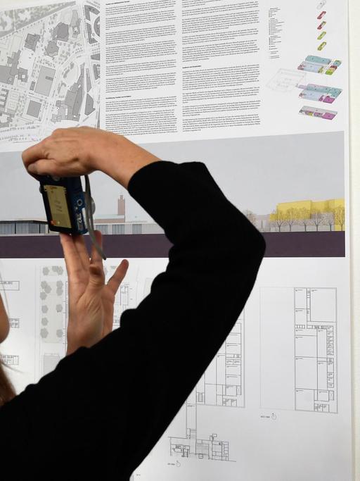 Eine Frau bei der Vorstellung der Ergebnisse des Ideenwettbewerbes für das Museum des 20. Jahrhunderts am Berliner Kulturforum