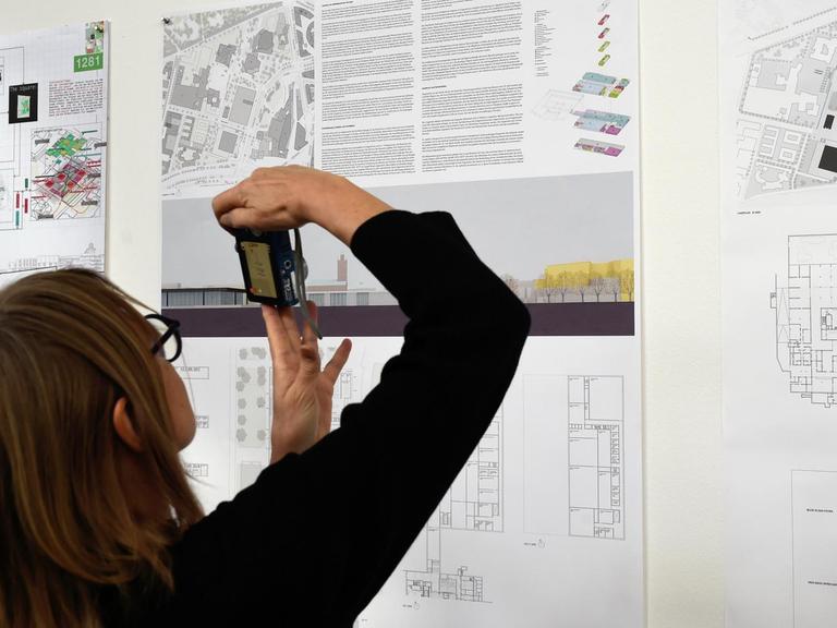 Eine Frau bei der Vorstellung der Ergebnisse des Ideenwettbewerbes für das Museum des 20. Jahrhunderts am Berliner Kulturforum