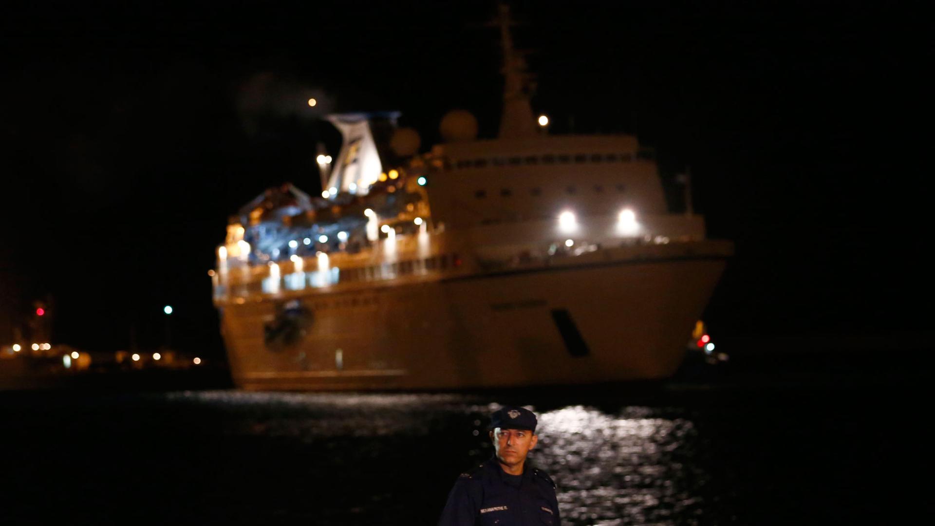 Ein zyprischer Polizist patrouilliert vor dem Kreuzfahrtschiff "Salamis Filoxenia", das syrische Flüchtlinge aus Seenot im Mittelmeer gerettet hatte. Ein zyprischer Polizist patrouilliert vor dem Kreuzfahrtschiff "Salamis Filoxenia", das syrische Flüchtlinge aus Seenot im Mittelmeer gerettet hatte.