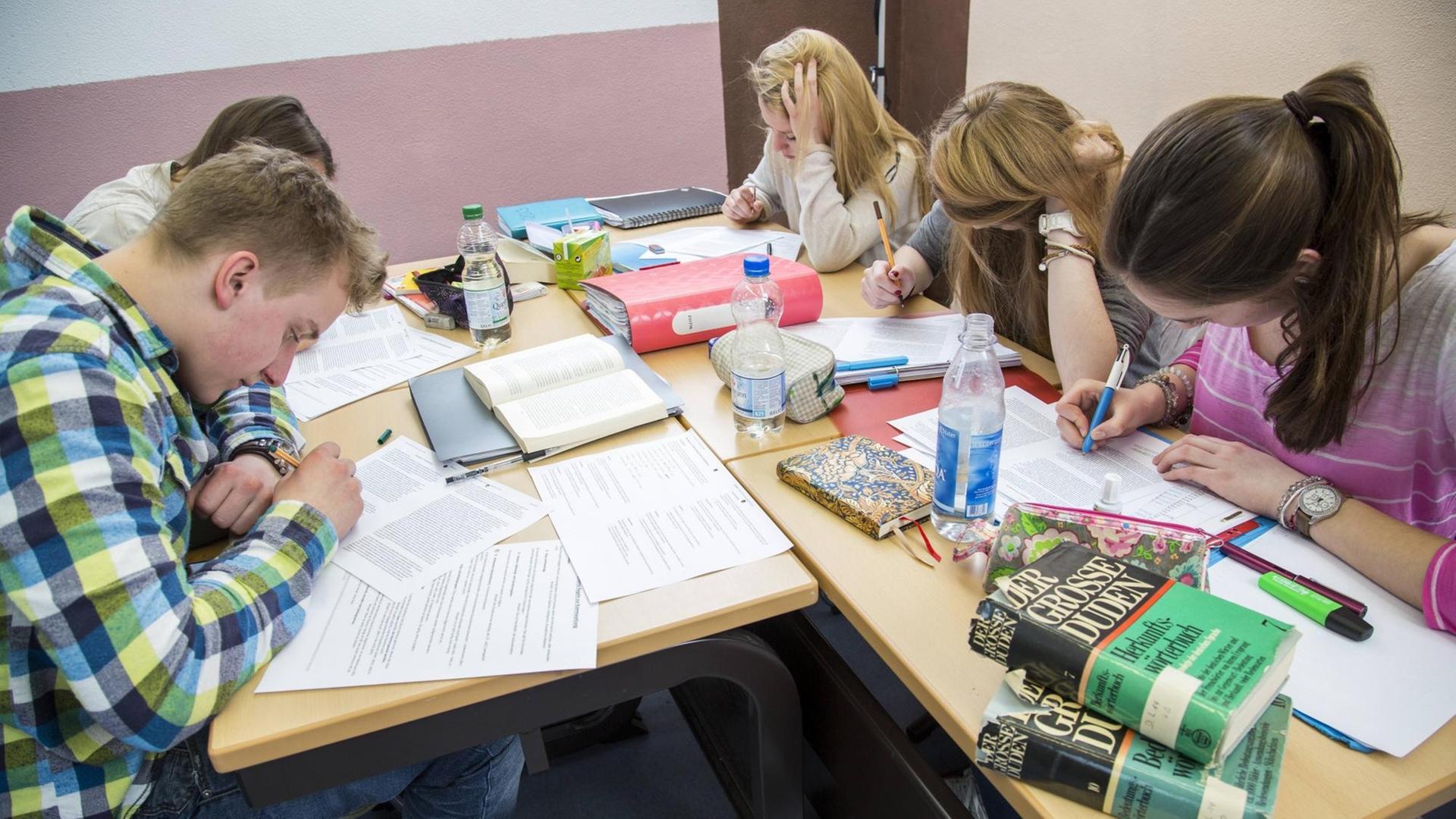 Schüler im Unterricht eines Deutsch-Leistungskurses an einem Gymnasium.