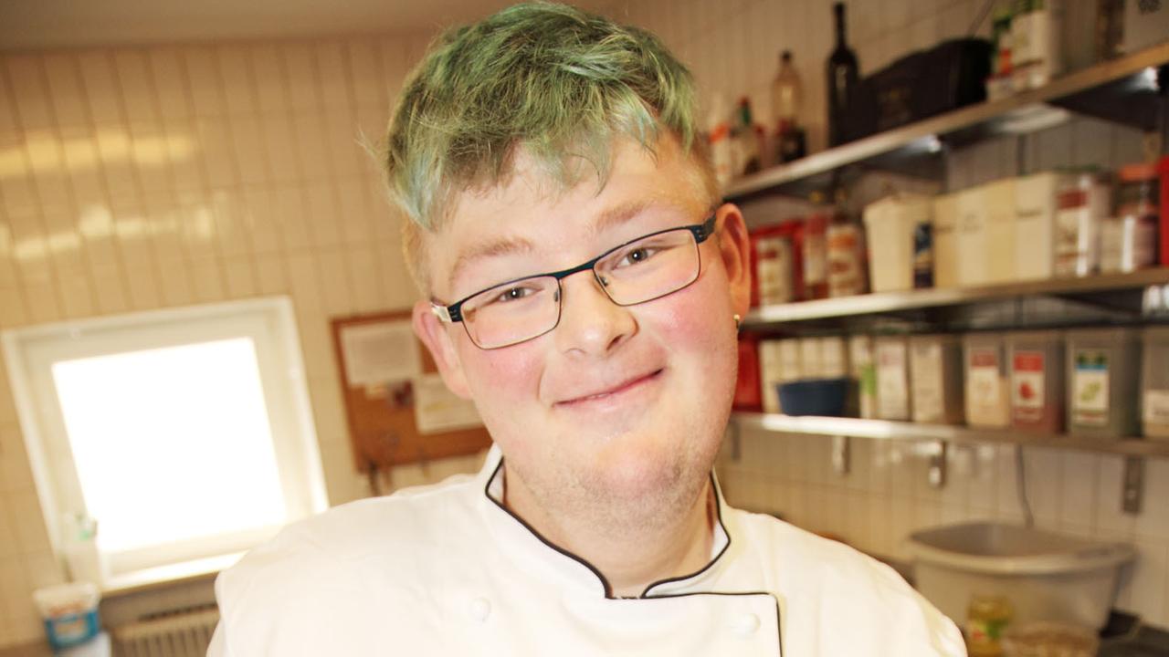 Maximilian Zettel wird zum Koch ausgebildet. Maximilian Zettel wird zum Koch ausgebildet.