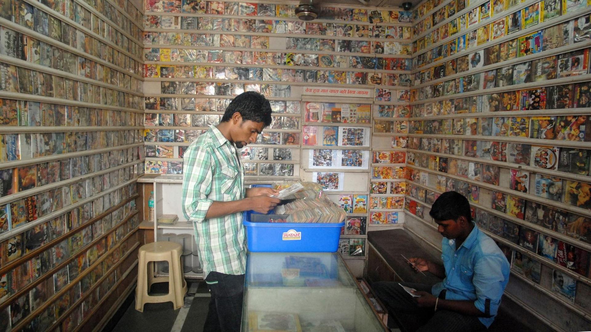 Zwei Männer schauen sich im Zuge des World Music Das in einem Musikladen in Mumbai Schallplatten an. Zwei Männer schauen sich im Zuge des World Music Das in einem Musikladen in Mumbai Schallplatten an.