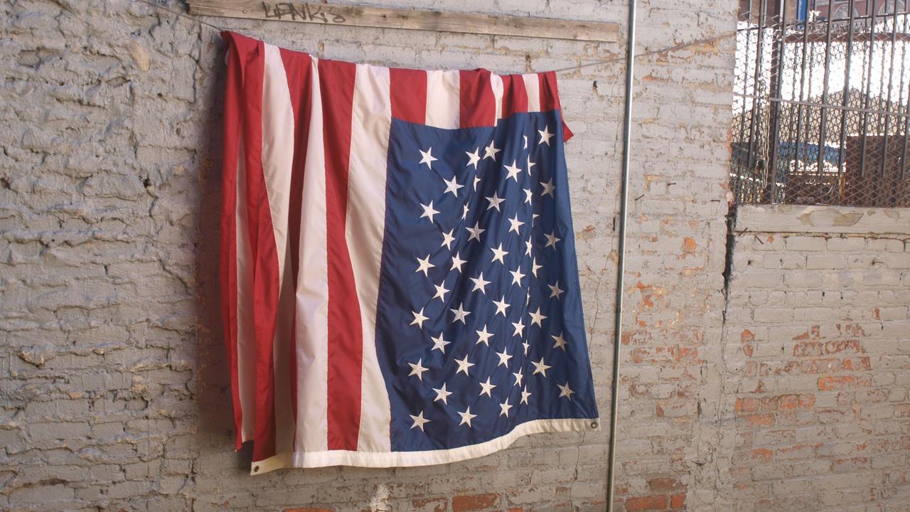 Eine US-Flagge hängt in New York