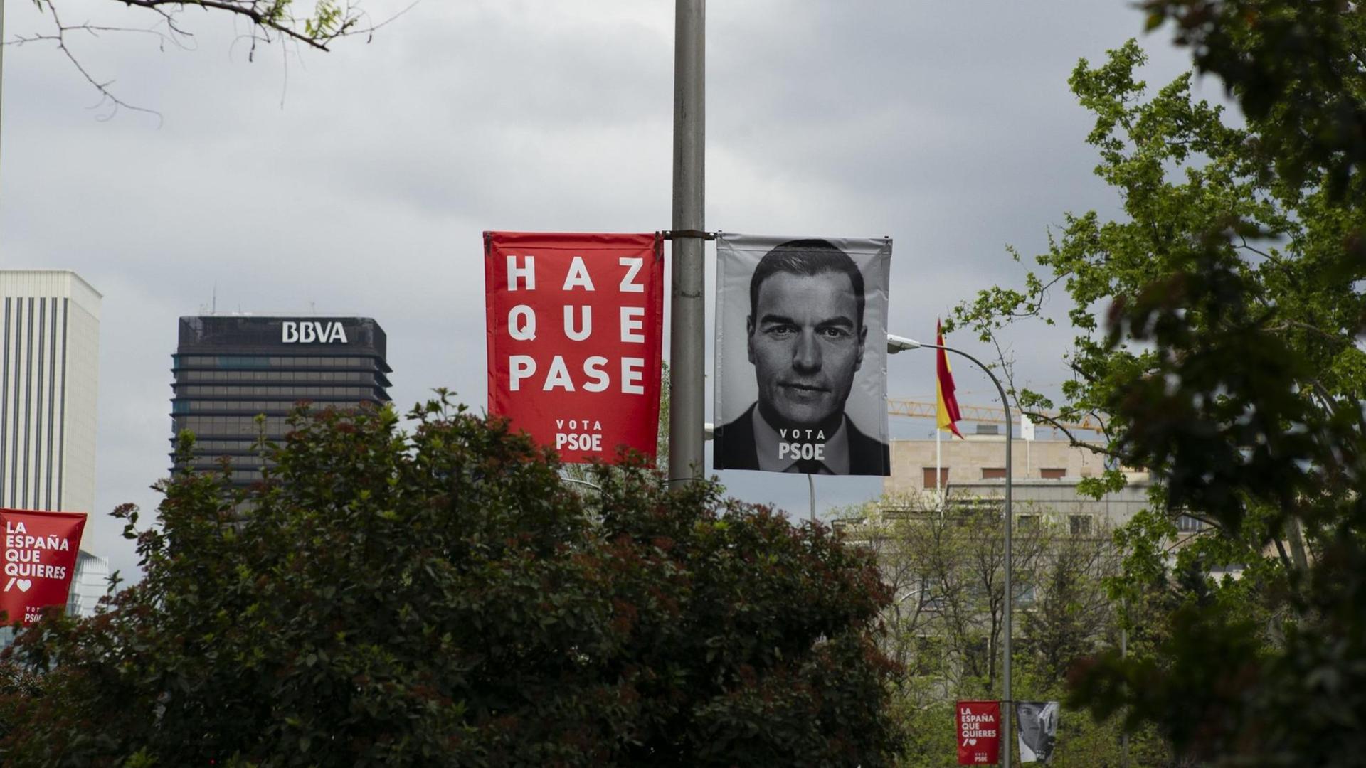 Wahlwerbung für den Präsidentschaftskandidaten der Partido Socialista Obrero Español (PSOE), Pedro Sanchez. Wahlwerbung für den Präsidentschaftskandidaten der Partido Socialista Obrero Español (PSOE), Pedro Sanchez.