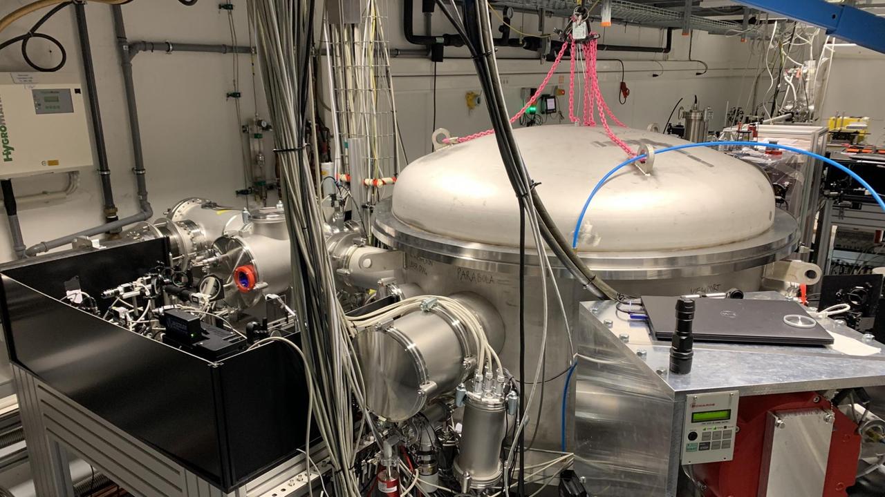 Blick auf die Vakuumkammer im Desy-Labor. An den runden Metallkorpus sind verschiedenste Module angeflanscht. Blick auf die Vakuumkammer im Desy-Labor. An den runden Metallkorpus sind verschiedenste Module angeflanscht.