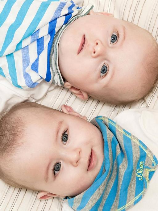 Zwei eineiige Zwillings-Babys