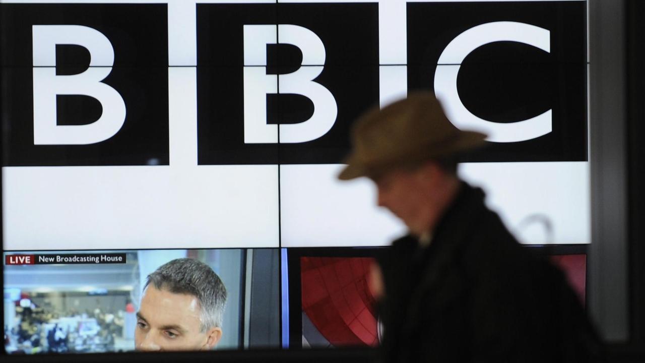 Ein Fußgänger läuft am BBC-Gebäude in London vorbei. Ein Fußgänger läuft am BBC-Gebäude in London vorbei.