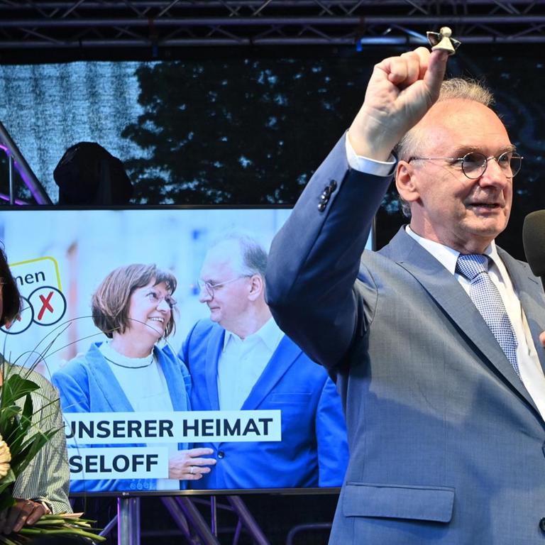 Reiner Haseloff, CDU, Ministerpräsident von Sachsen-Anhalt zeigt auf der CDU-Wahlparty seinen Glücksbringer. Links neben ihm steht Ehefrau Gabriele.