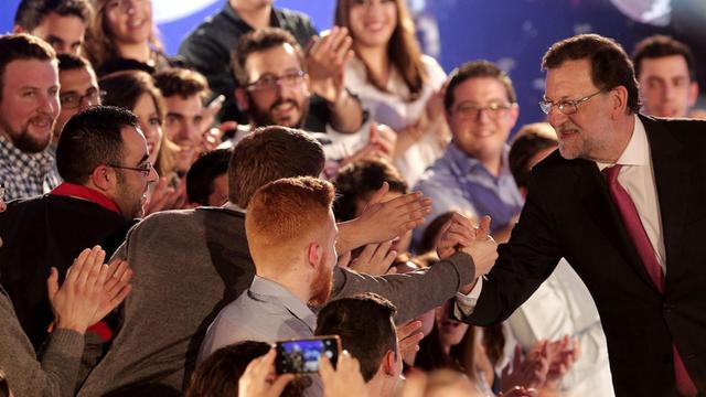 Spaniens Regierungschef Mariano Rajoy grüßt seine Anhänger bei der Abschlusskundgebung seiner konservativen Partei in Valencia.