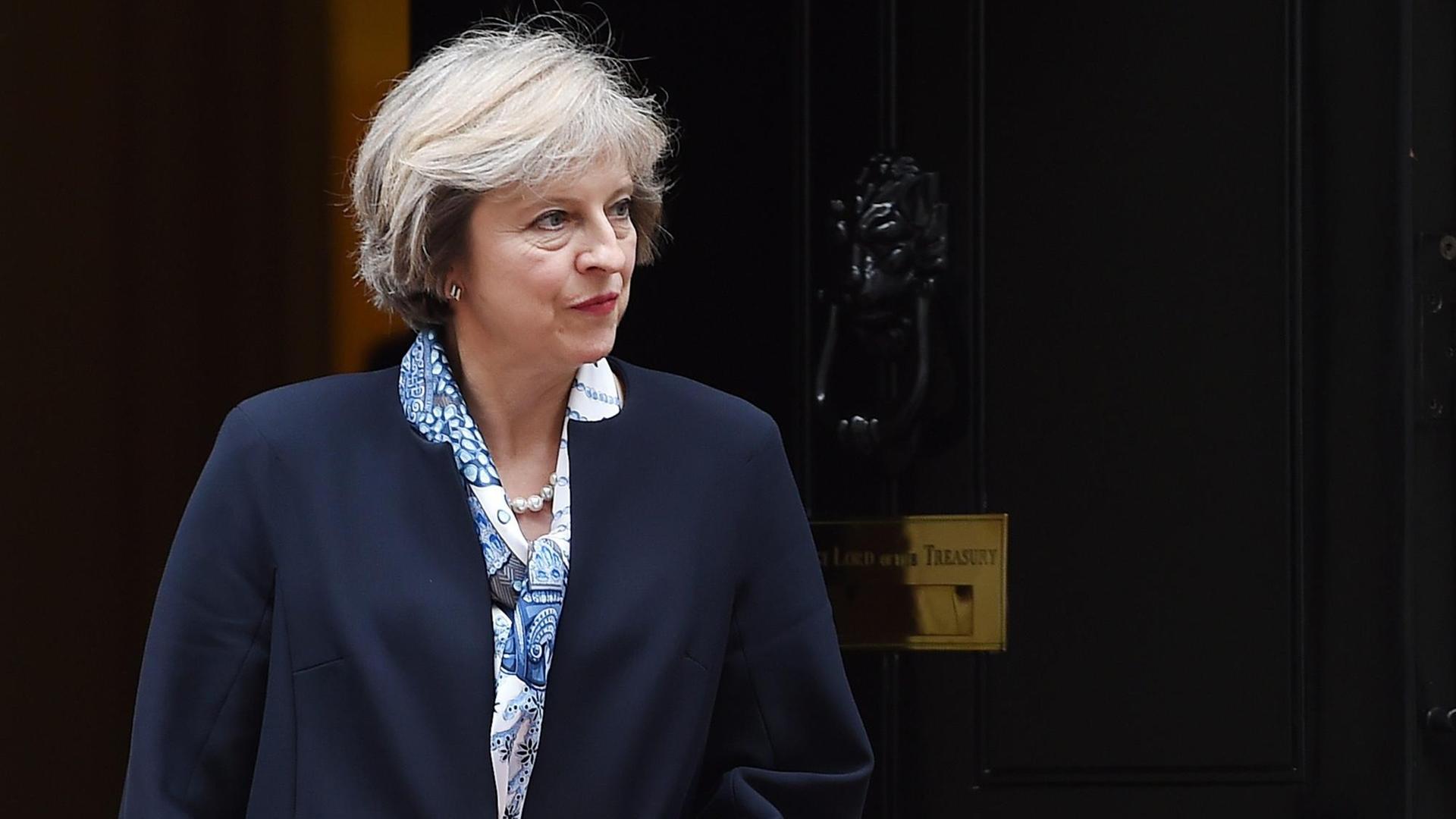 Großbritanniens Premierministerin Theresa May vor der schwarzen Haustür von Downing Street No. 10 Großbritanniens Premierministerin Theresa May vor der schwarzen Haustür von Downing Street No. 10