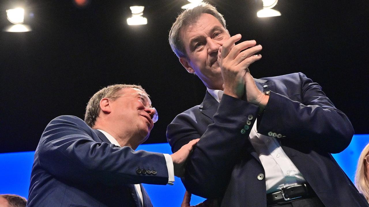 Markus Söder (r), CSU-Parteivorsitzender und Ministerpräsident von Bayern, und Armin Laschet, Unions-Kanzlerkandidat und CDU-Vorsitzender, stehen beim Parteitag der CSU am 11.09.2021 gemeinsam auf der Bühne. Markus Söder (r), CSU-Parteivorsitzender und Ministerpräsident von Bayern, und Armin Laschet, Unions-Kanzlerkandidat und CDU-Vorsitzender, stehen beim Parteitag der CSU am 11.09.2021 gemeinsam auf der Bühne.