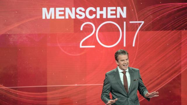 Der Moderator Markus Lanz steht am 18.12.2017 in Hamburg bei der Aufzeichnung der Sendung "Menschen 2017 - Der ZDF-Jahresrückblick" im Studio.