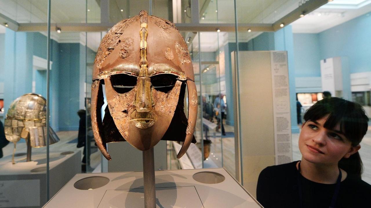 Ein Helm aus dem Schiff der Sutton-Hoo-Grabstätte in Suffolk, England in einer Ausstellung des Britischen Museums in London