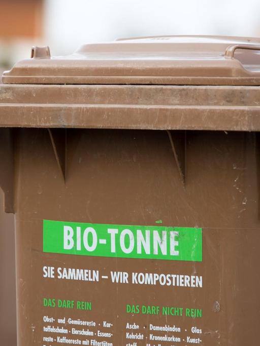 Eine braune Tonne mit der Aufschrift "Bio-Tonne - Sie sammeln, wir kompostieren".