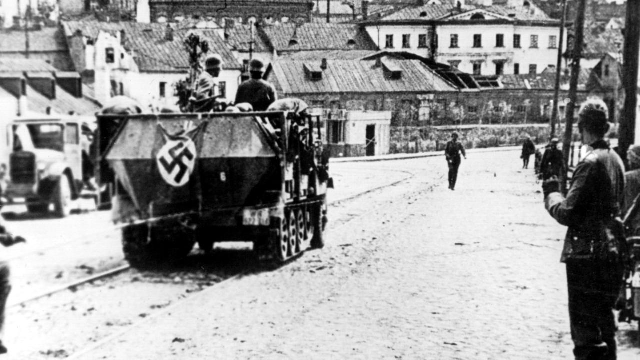 Ein Panzerfahrzeug der Wehrmacht, gefolgt von Soldaten auf Motorrädern, in der Stadt Minsk während des Rußland-Feldzuges im August 1941. Ein Panzerfahrzeug der Wehrmacht, gefolgt von Soldaten auf Motorrädern, in der Stadt Minsk während des Rußland-Feldzuges im August 1941.