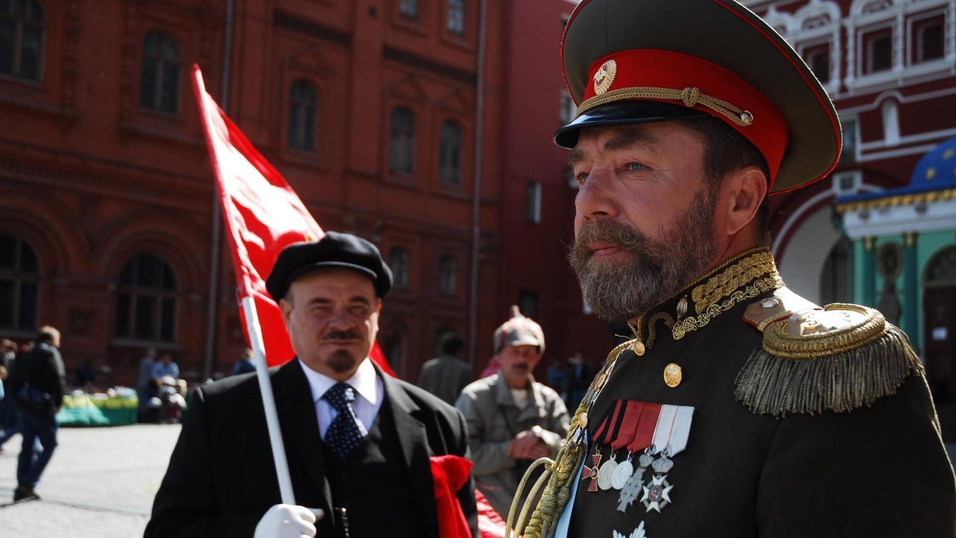 Ein Double des letzten russischen Zaren, Nikolaus II. und von Lenin in Moskau im Jahr 2006. Ein Double des letzten russischen Zaren, Nikolaus II. und von Lenin in Moskau im Jahr 2006.