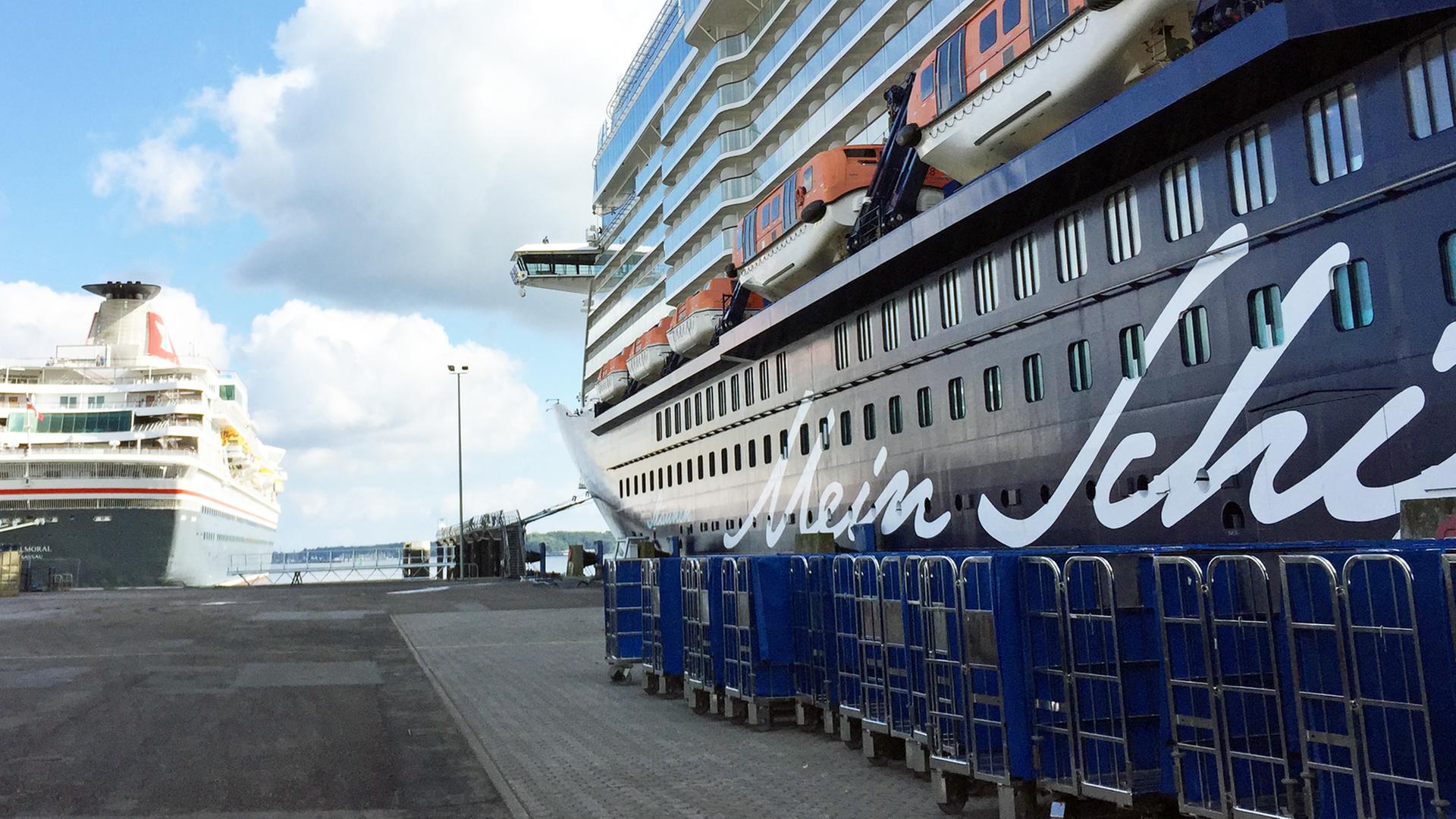 Zum Entladen und Laden der Schiffe in Kiel gehört nun auch die Einleitung der Abwässer in die Kanalisation Zum Entladen und Laden der Schiffe in Kiel gehört nun auch die Einleitung der Abwässer in die Kanalisation
