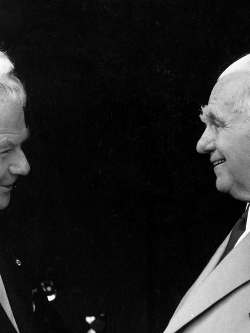 DDR-Präsident Wilhelm Pieck (r) gratuliert dem "Helden der Arbeit" Hermann Matern am 16.6.1958. Der Präsident der DDR, Wilhelm Pieck, verlieh dem Mitglied des Politbüros des ZK der SED und Ersten Stellvertreter des Präsidenten der Volkskammer, Hermann Matern, zum 65. Geburtstag in Anerkennung seiner großen Verdienste im Kampf gegen den Faschismus und seiner hervorragenden Leistungen beim Aufbau des Sozialismus in der DDR den Ehrentitel "Held der Arbeit".
