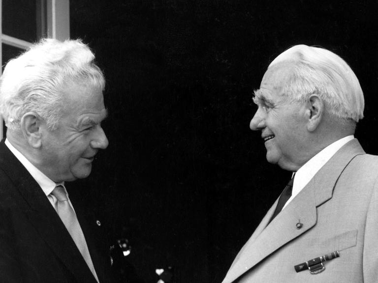 DDR-Präsident Wilhelm Pieck (r) gratuliert dem "Helden der Arbeit" Hermann Matern am 16.6.1958. Der Präsident der DDR, Wilhelm Pieck, verlieh dem Mitglied des Politbüros des ZK der SED und Ersten Stellvertreter des Präsidenten der Volkskammer, Hermann Matern, zum 65. Geburtstag in Anerkennung seiner großen Verdienste im Kampf gegen den Faschismus und seiner hervorragenden Leistungen beim Aufbau des Sozialismus in der DDR den Ehrentitel "Held der Arbeit".