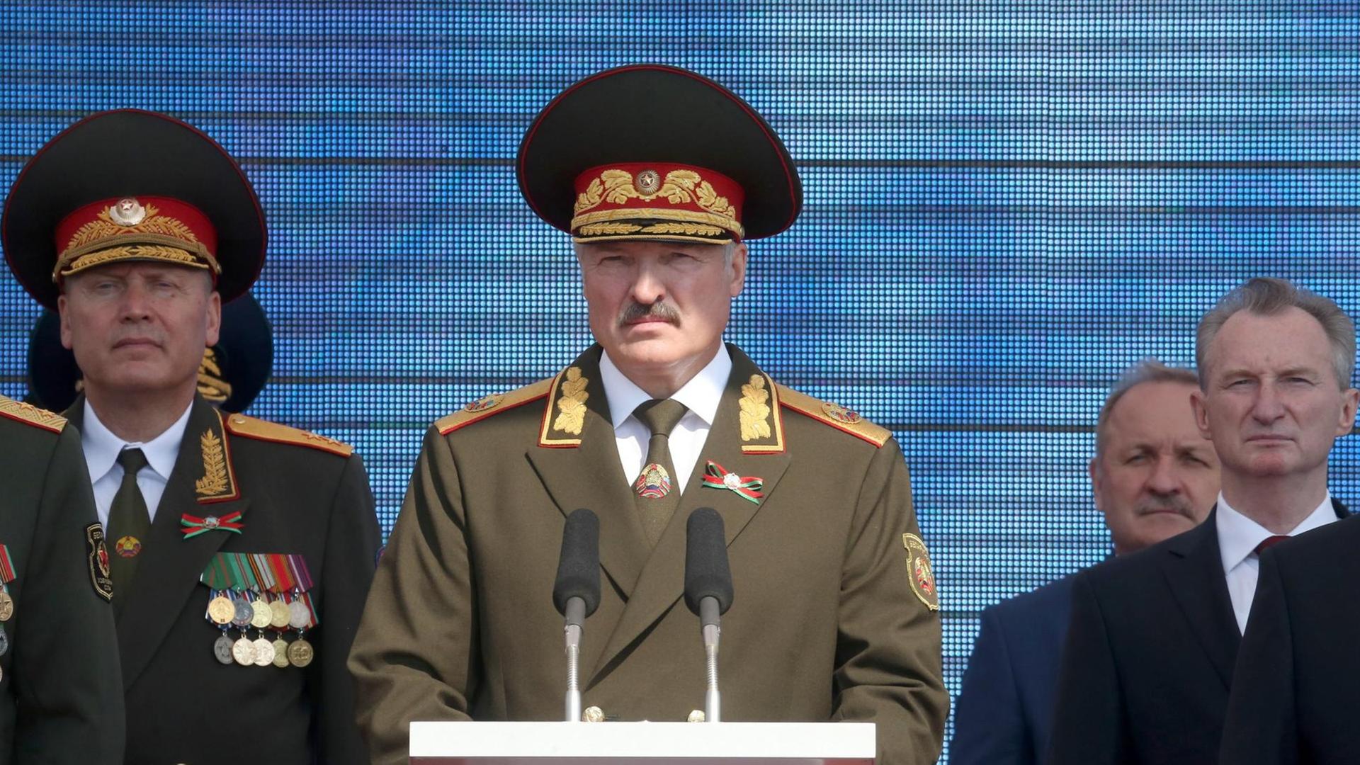 Der belarussische Präsident Alexander Lukaschenko bei einer Parade am Unabhängigkeitstag. (2016) Der belarussische Präsident Alexander Lukaschenko bei einer Parade am Unabhängigkeitstag. (2016)