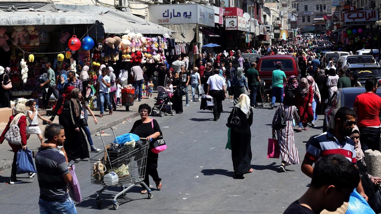 Sie sehen eine Straße in Nablus im Westjordanland, dort kaufen viele Menschen ein. Sie sehen eine Straße in Nablus im Westjordanland, dort kaufen viele Menschen ein.