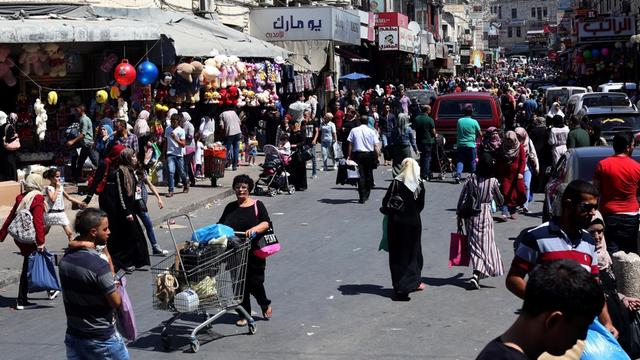 Sie sehen eine Straße in Nablus im Westjordanland, dort kaufen viele Menschen ein.