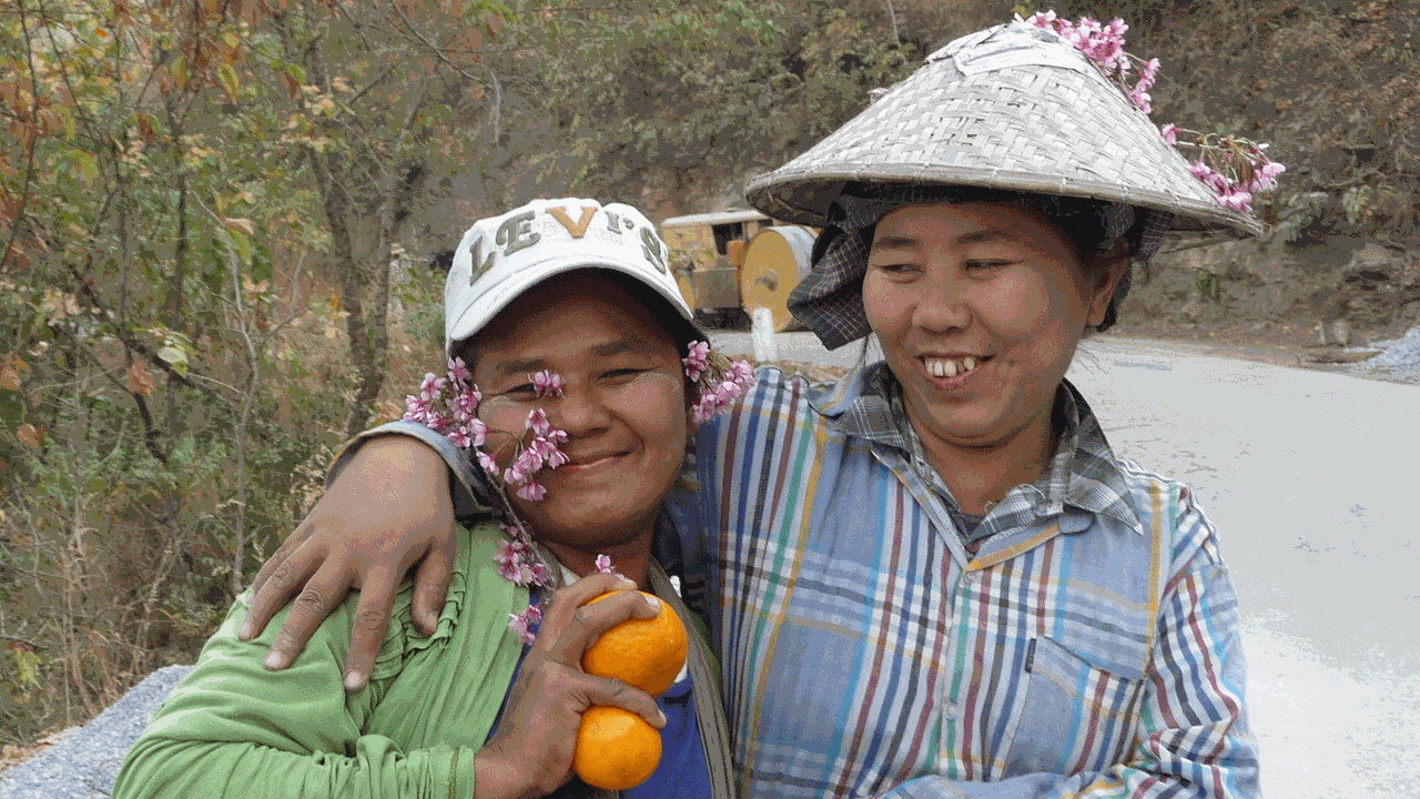 Straßenarbeiterinnen zwischen Pindaya und Mandalay