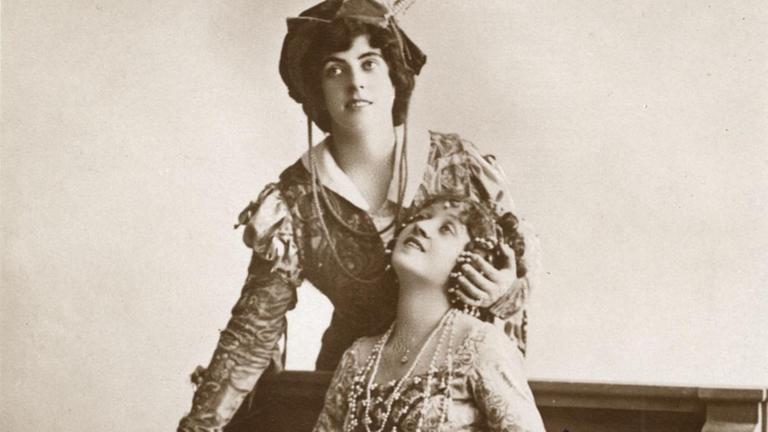 Rollenbild der Sängerinnen Lulu Kässer in der Titelrolle und Irene Eden als Fiamett in Franz von Suppes "Boccaccio". Undatierte Fotopostkarteum 1910? mit Autogrammen. Rollenbild der Sängerinnen Lulu Kässer in der Titelrolle und Irene Eden als Fiamett in Franz von Suppes "Boccaccio". Undatierte Fotopostkarteum 1910? mit Autogrammen.