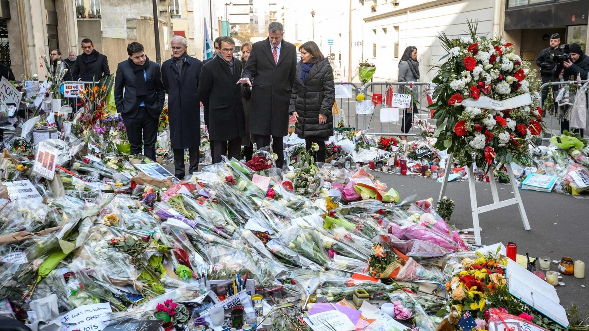Der New Yorker Bürgermeister Bill di Blasio mit seiner Pariser Amtskollegin Anne Hidalgo gedenken der Opfer des Charlie-Hebdo-Attentates Der New Yorker Bürgermeister Bill di Blasio mit seiner Pariser Amtskollegin Anne Hidalgo gedenken der Opfer des Charlie-Hebdo-Attentates