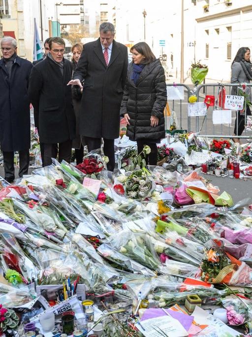 Der New Yorker Bürgermeister Bill di Blasio mit seiner Pariser Amtskollegin Anne Hidalgo gedenken der Opfer des Charlie-Hebdo-Attentates