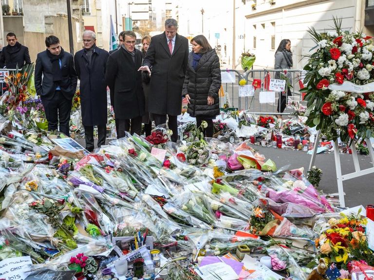 Der New Yorker Bürgermeister Bill di Blasio mit seiner Pariser Amtskollegin Anne Hidalgo gedenken der Opfer des Charlie-Hebdo-Attentates