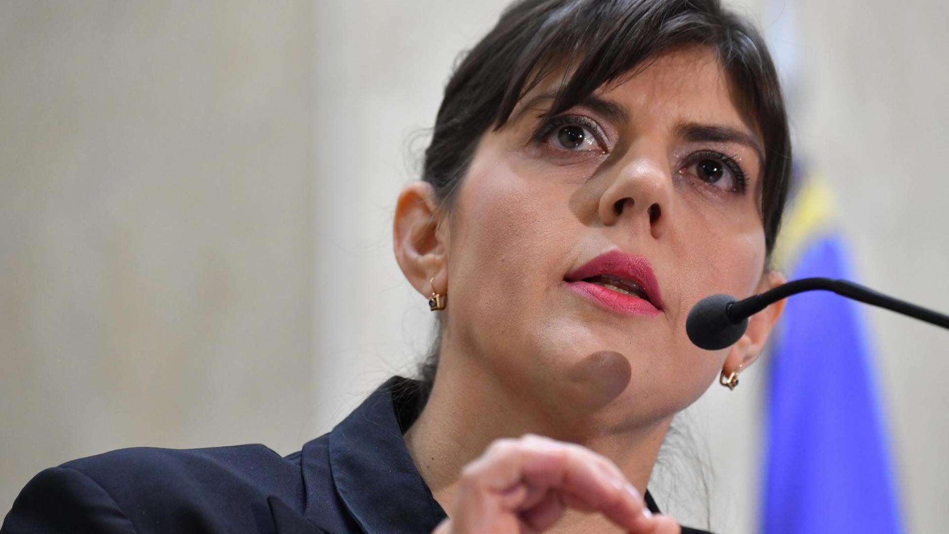 Laura Codruţa Kövesi vor einem Mikrofon. Laura Codruţa Kövesi vor einem Mikrofon.