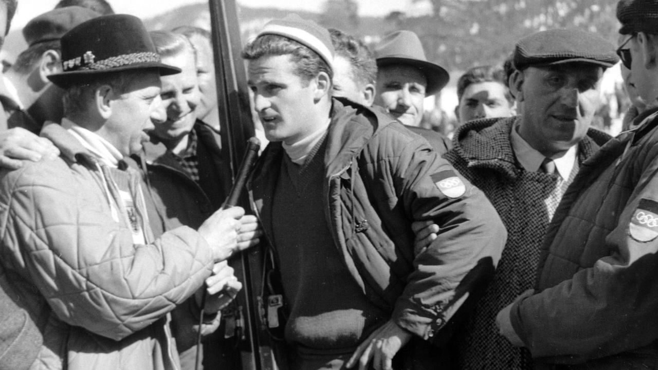 DDR-Skispringer Helmut Recknagel (M) im Interview nach seinem großen Erfolg am 28.02.1960 bei den VIII. Olympischen Winterspielen im kalifornischen Squaw Valley. DDR-Skispringer Helmut Recknagel (M) im Interview nach seinem großen Erfolg am 28.02.1960 bei den VIII. Olympischen Winterspielen im kalifornischen Squaw Valley.