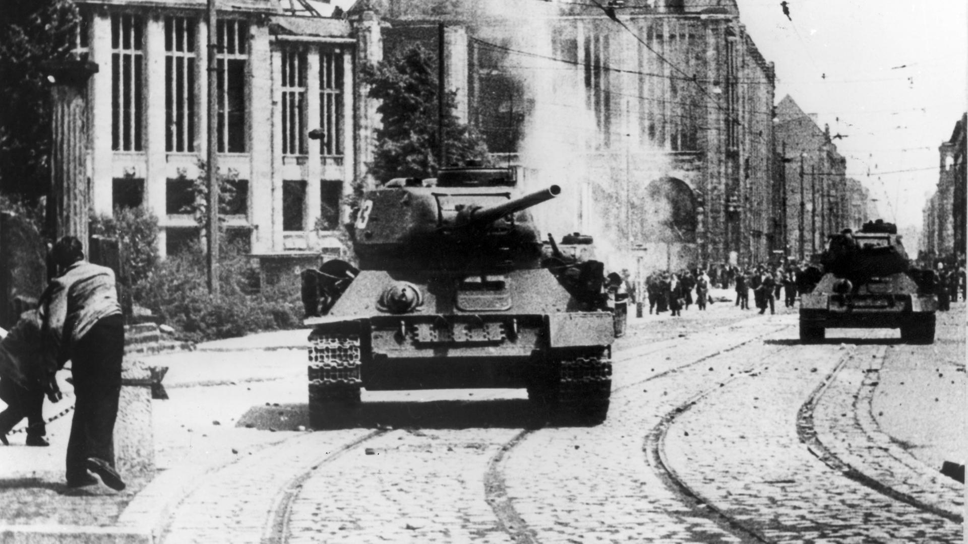 Berliner bewerfen einen sowjetischen Panzer in der Leipziger Straße nahes des Potsdamer Platzes in Berlin mit Steinen. Nach Streiks in Ost-Berlin kam es am 17.06.1953 zum Volksaufstand, der von sowjetischen Truppen niedergeschlagen wurde.