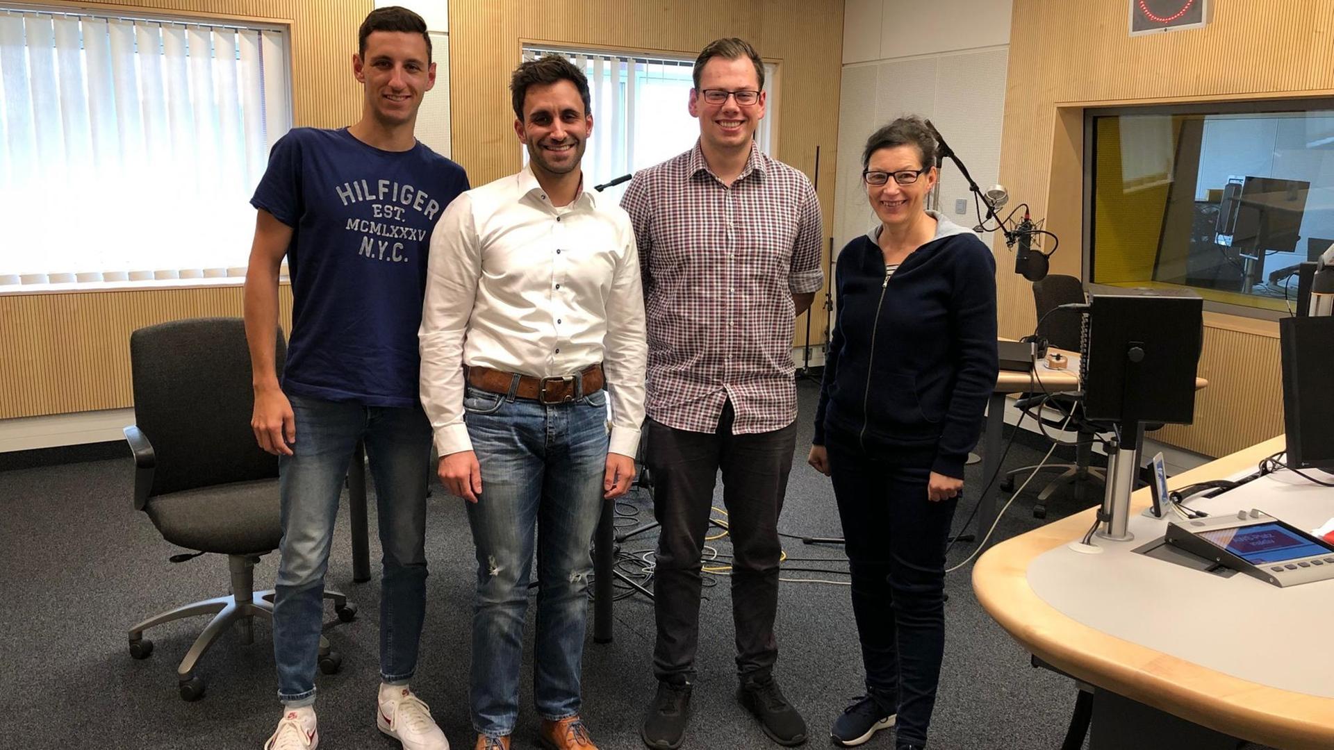 Zwei Studenten Trialer Studiengänge und der Studiengangskoordinator in einem Studio des Deutschlandfunks mit der Moderatorin Kate Maleike. Von links: Dominik Drabe (Student), René Steinwartz (Studiengangskoordinator), Jens Cüppers (Student), Kate Maleike (Moderatorin) Zwei Studenten Trialer Studiengänge und der Studiengangskoordinator in einem Studio des Deutschlandfunks mit der Moderatorin Kate Maleike. Von links: Dominik Drabe (Student), René Steinwartz (Studiengangskoordinator), Jens Cüppers (Student), Kate Maleike (Moderatorin)