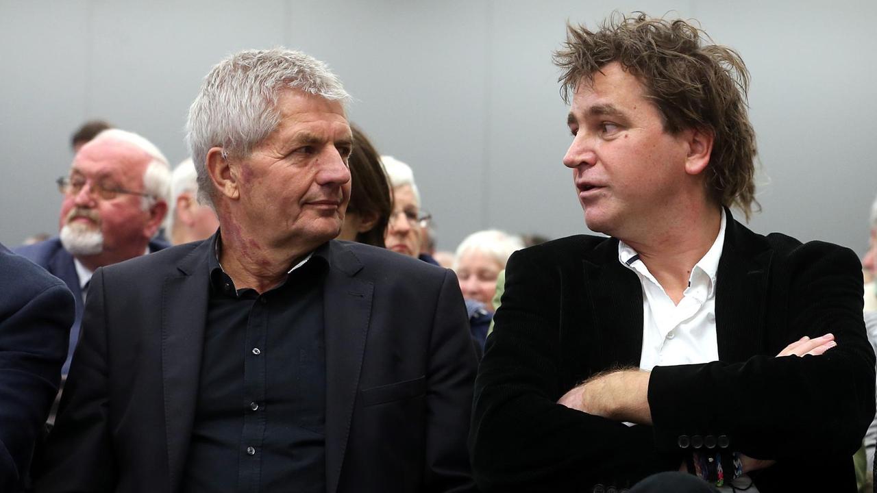 Der frühere Bundesbeauftragte der Stasi-Unterlagen-Behörde, Roland Jahn, unterhält sich am 22.09.2014 in Berlin, während einer Buchvorstellung "Fasse Dich Kurz! Wie die Stasi Oppositionelle abhörte", mit dem Autor Ilko-Sascha Kowalczuk. Der frühere Bundesbeauftragte der Stasi-Unterlagen-Behörde, Roland Jahn, unterhält sich am 22.09.2014 in Berlin, während einer Buchvorstellung "Fasse Dich Kurz! Wie die Stasi Oppositionelle abhörte", mit dem Autor Ilko-Sascha Kowalczuk.