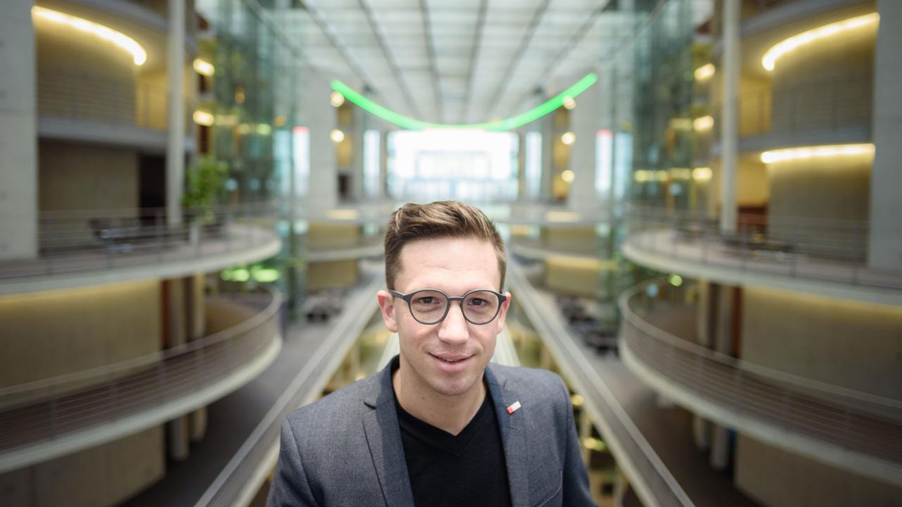 Porträt im Paul-Löbe-Haus: Falko Mohrs ist Mitglied des Bundestages für die SPD-Fraktion. Porträt im Paul-Löbe-Haus: Falko Mohrs ist Mitglied des Bundestages für die SPD-Fraktion.