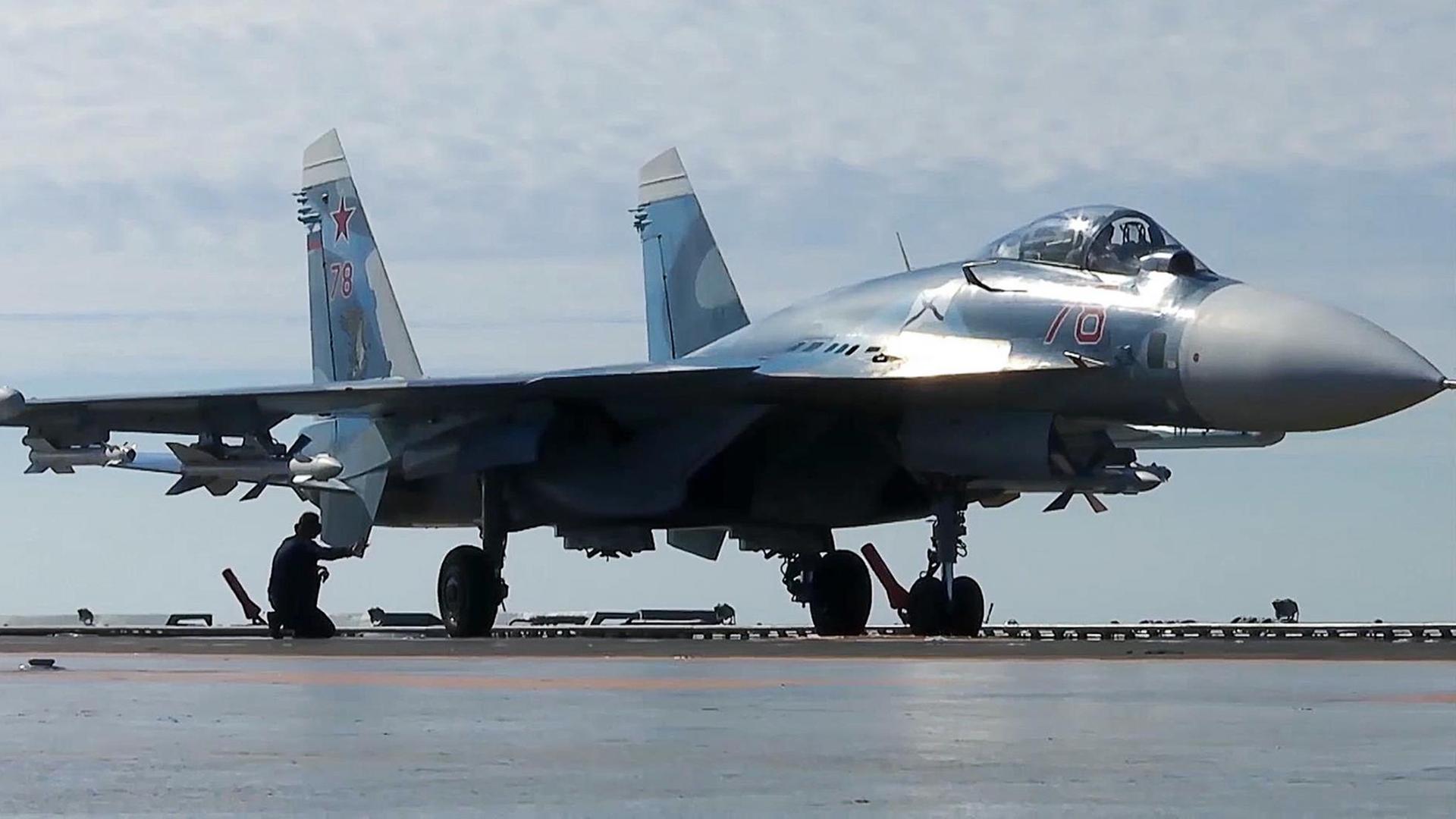 Ein russisches Kampfflugzeug auf einem Flugzeugträger im Mittelmeer