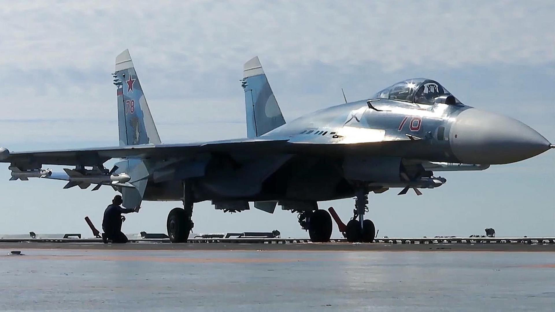 Ein russisches Kampfflugzeug auf einem Flugzeugträger im Mittelmeer Ein russisches Kampfflugzeug auf einem Flugzeugträger im Mittelmeer