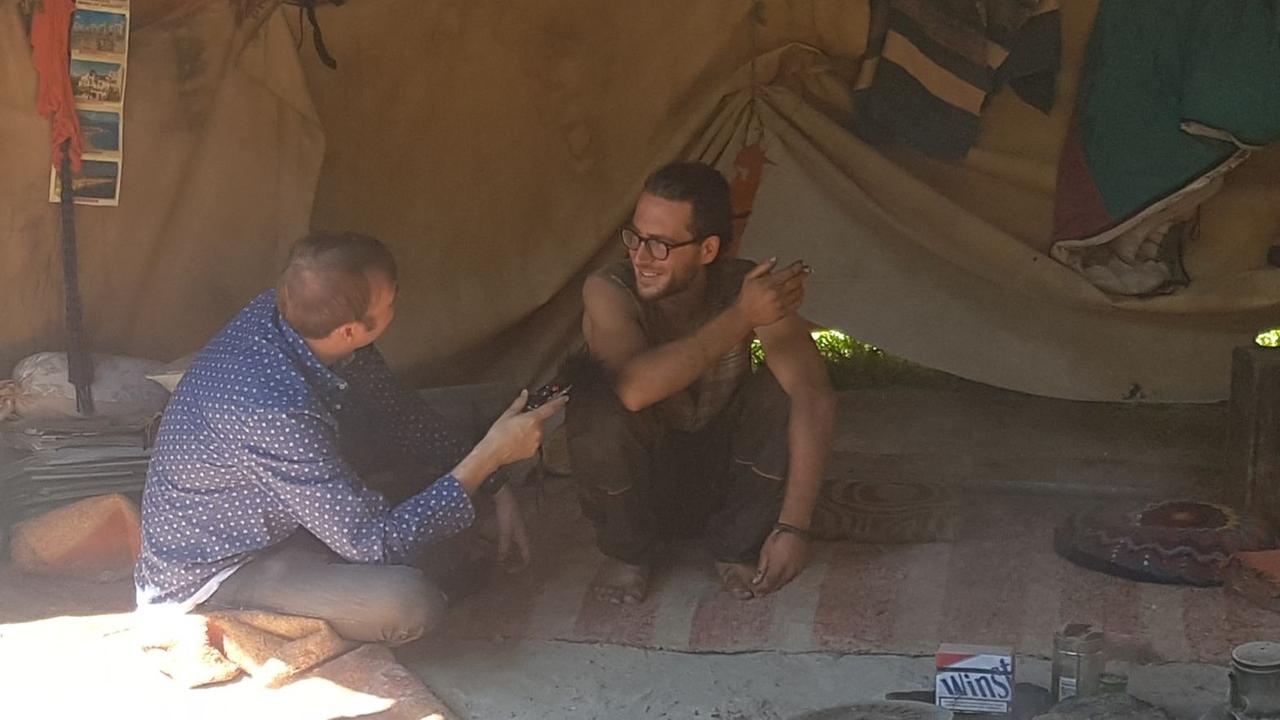 Der 30-jährige Italiener Francesco spricht in seinem Zelt mit Korrespondent Marc Dugge, li. Der 30-jährige Italiener Francesco spricht in seinem Zelt mit Korrespondent Marc Dugge, li.